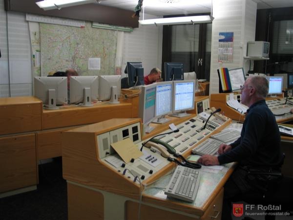 Bild 3 von 3 &Uuml;ber vier Funktische werden alle Rettungsdienstfahrzeuge in N&uuml;rnberg, F&uuml;rth und Erlangen und den zugeh&ouml;rigen Landkreisen disponiert.