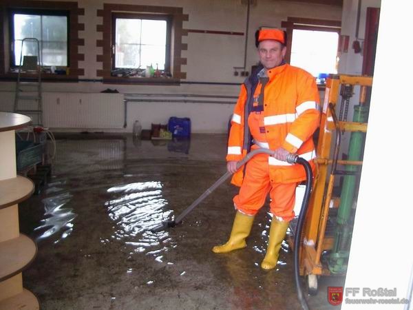 Bild 1 von 5 Auch Mitarbeiter des Marktes Ro&szlig;tal helfen mit.