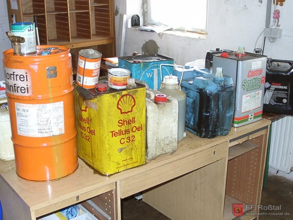 Bild 5 von 5 Diese Beh&auml;lter wurden aus dem Wasser geborgen. Gl&uuml;cklicherweise waren alle verschlossen.