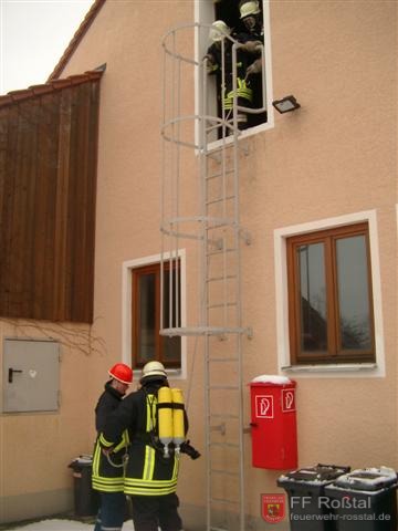 Bild 8 von 8 W&auml;hrend der Bel&uuml;ftung, wird eine Person von Atemschutzger&auml;tetr&auml;gern gerettet.