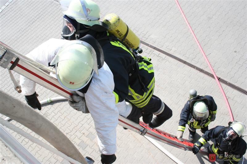 Bild 18 von 29 Das Abseilen des Opfers &uuml;ber die Leiter gestaltete sich  schwierig, da der Arbeiter immer wieder zusammenbrach.