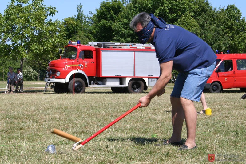 Bild 9 von 18 Dosen-Dreschflegeln mit verbundenen Augen