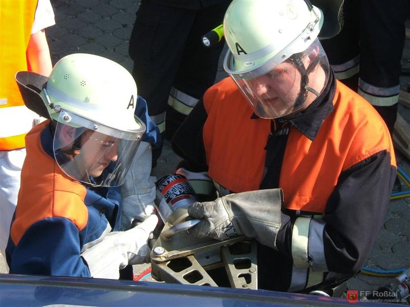 Bild 13 von 26 Die Jugendlichen werden bei ihrer Arbeit von den von ihren erwachsenen Kameraden unterst&uuml;tzt.