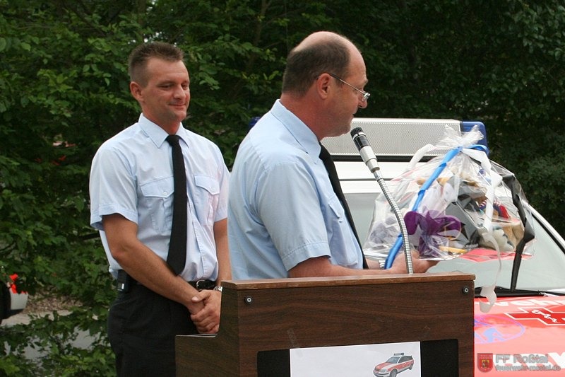 Bild 2 von 10 Kdt. der FF Stein &uuml;berreichte ein kleines Geschenk