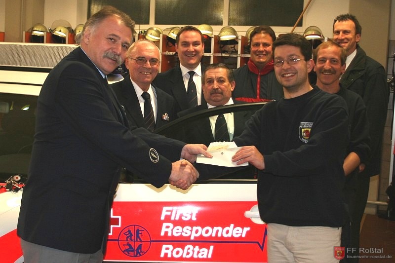 Bild 1 von 1 von links: Adolf Georg Reichel (1.Kreisbereitschaftsleiter), Ernst Raml (Geschäftsführer a.D BRK Fürth), Jürgen Klinkert (Bereitschaftsleiter Bereitschaft Roßtal), Wolfgang Erdel (Stellv. Bereitschaftsleiter Bereitschaft Roßtal), Dr. Frank Sinning (Chefarzt des Kreisverbandes), Frank Bauer (1. Vorsitzender Förderverein), Martin Ungerer (techn. Leiter First Responder), Thomas Leipold (Geschäftsführer BRK Fürth) Bild 1 von 1 von links: Adolf Georg Reichel (1.Kreisbereitschaftsleiter), Ernst Raml (Geschäftsführer a.D BRK Fürth), Jürgen Klinkert (Bereitschaftsleiter Bereitschaft Roßtal), Wolfgang Erdel (Stellv. Bereitschaftsleiter Bereitschaft Roßtal), Dr. Frank Sinning (Chefarzt des Kreisverbandes), Frank Bauer (1. Vorsitzender Förderverein), Martin Ungerer (techn. Leiter First Responder), Thomas Leipold (Geschäftsführer BRK Fürth)