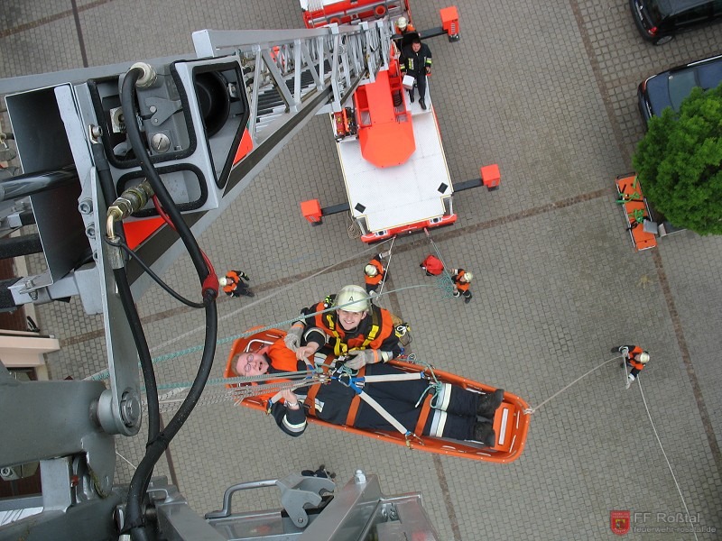 Bild 11 von 15 &Uuml;ben mit der Schleifkorbtrage und Flaschenzug an der Drehleiter