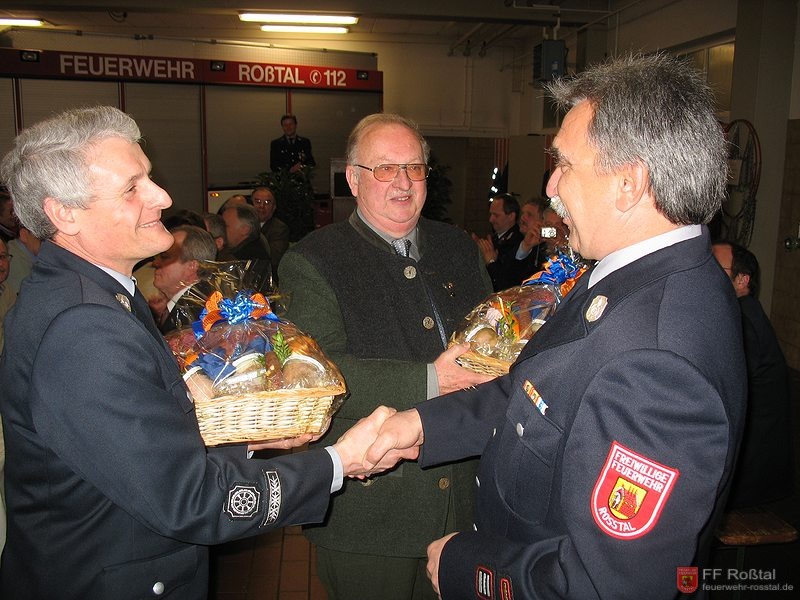 Bild 7 von 10 Herbert Bettschnitt (links) und Heinz Raab (mitte) nehmen f&uuml;r ihre geleistete Arbeit bei der Ausschreibung ein Geschenk von Kdt. Reiner W. entgegen. K&auml;mmerer Richard Witt konnte wegen Krankheit leider nicht anwesend sein.