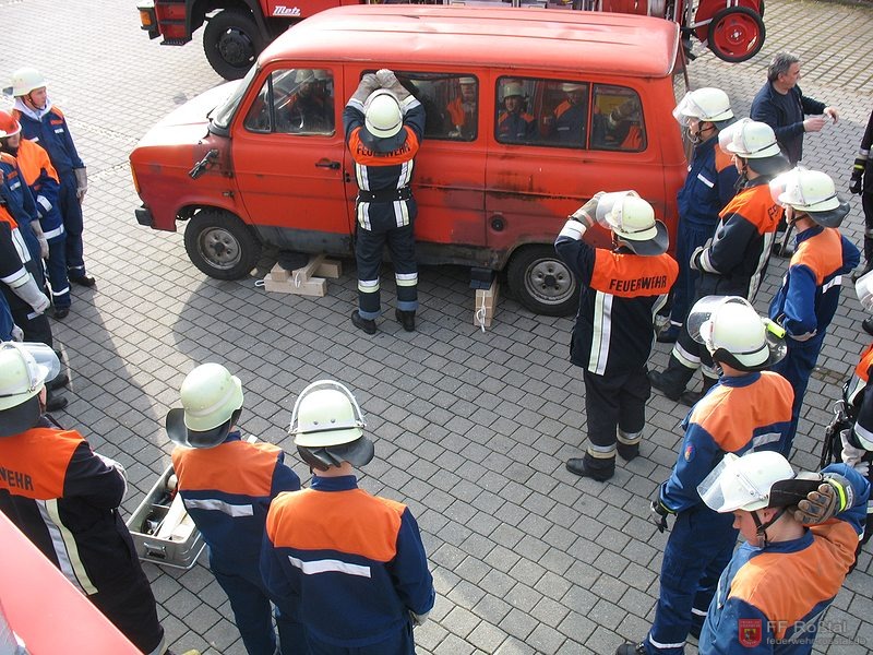 Bild 9 von 21 Technische Hilfeleistung: Entfernen der Scheiben eines verunfallten Pkw, z. B. mittels Glass&auml;ge