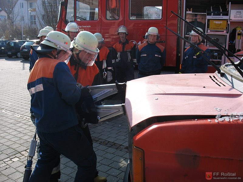 Bild 10 von 21 Technische Hilfeleistung: Der Spreizer im Einsatz