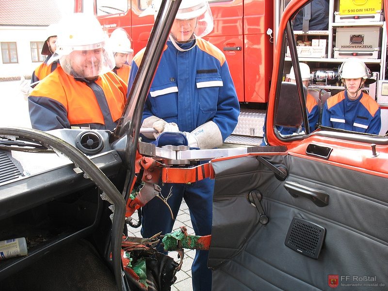 Bild 13 von 21 Technische Hilfeleistung: Aufspreizen der Beifahrert&uuml;r mittels Spreizer