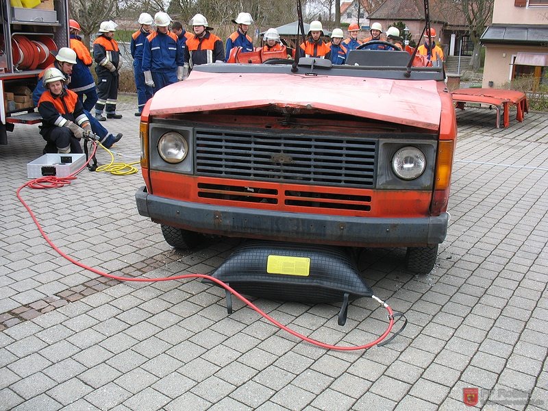 Bild 16 von 21 Technische Hilfeleistung: Einsatz der Hebekissen . Hier fehlt allerdings noch der Unterbau.