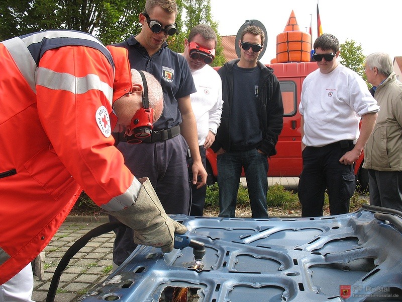 Bild 1 von 22 BRKler &uuml;bt sich am Plasmaschneider