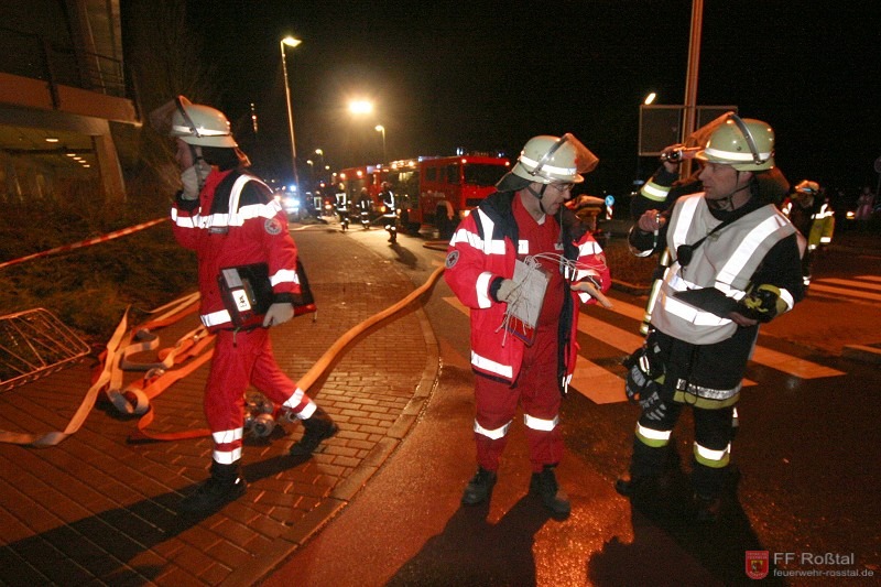 Bild 8 von 26 Kr&auml;fte von Feuerwehr und BRK besprechen das Vorgehen