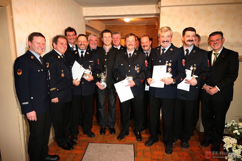 Bild 7 von 9 Die Geehrten für langjährigen aktiven Feuerwehrdienst (vlnr): Vorstand Norbert S., Kreisbrandrat Dieter Marx, Bürgermeister Johann Völkl, Kreisbrandinspektor Rudi Höfler, 2. Bürgermeister und Ehrenvorstand Anton Engelhard, Landrat Matthias Dießl, Johann R., Jürgen Wiesinger, Jochen Greul, Horst Krach, Johann Rutsch, Hans-Günther Fischhaber, Kommandant Reiner W., Altbürgermeister und Feuerwehrreferent Maximilian Gaul. Bild 7 von 9 Die Geehrten für langjährigen aktiven Feuerwehrdienst (vlnr): Vorstand Norbert S., Kreisbrandrat Dieter Marx, Bürgermeister Johann Völkl, Kreisbrandinspektor Rudi Höfler, 2. Bürgermeister und Ehrenvorstand Anton Engelhard, Landrat Matthias Dießl, Johann R., Jürgen Wiesinger, Jochen Greul, Horst Krach, Johann Rutsch, Hans-Günther Fischhaber, Kommandant Reiner W., Altbürgermeister und Feuerwehrreferent Maximilian Gaul.
