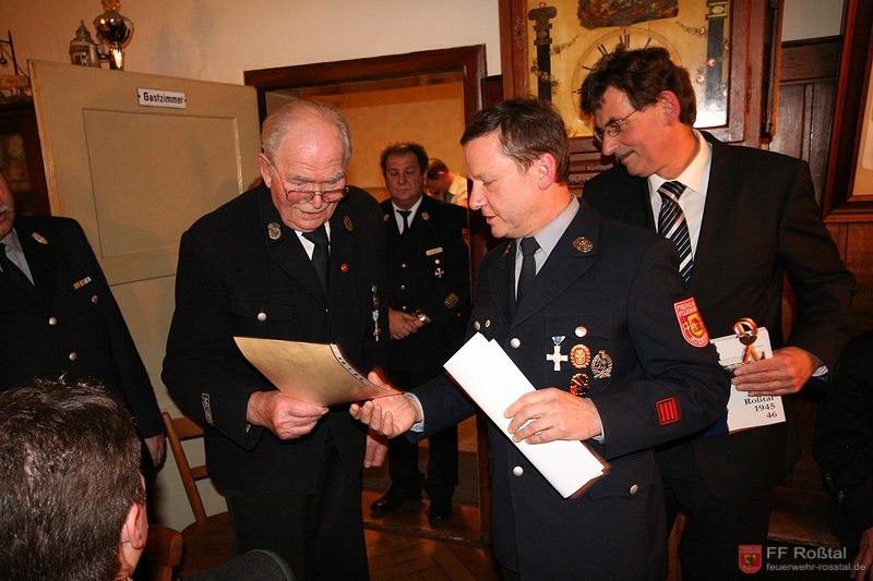 Bild 8 von 9 Vorstand Norbert S. (2. v.l.) gratuliert Martin Gegner (links) f&uuml;r langj&auml;hrige Mitgliedschaft.