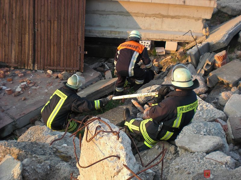 Bild 5 von 28 In den Tr&uuml;mmern wird nach Personen gesucht.