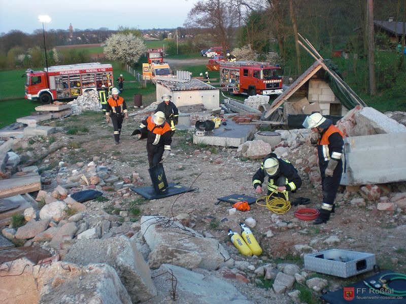 Bild 16 von 28 Ger&auml;tschaften werden wieder aufger&auml;umt.