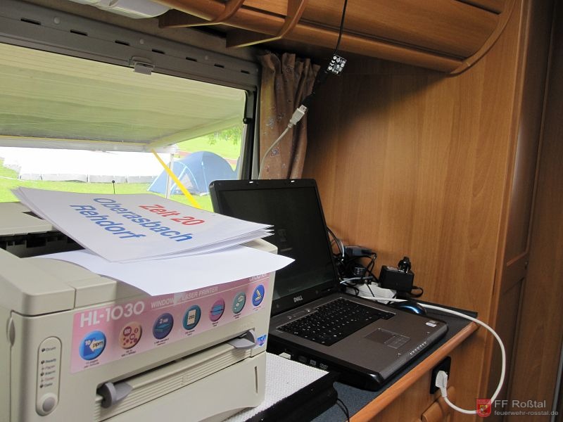 Bild 6 von 16 Die "B&uuml;ror&auml;ume" sind mit Hightech ausgestattet: Drucker, 2 Laptops, WLAN, UMTS-Router und eine Webcam sorgen f&uuml;r einen reibungslosen Ablauf.