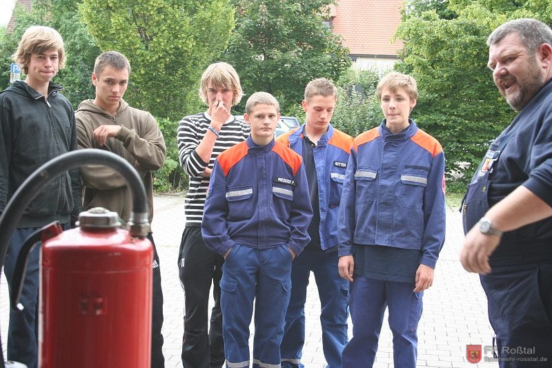 Bild 4 von 30 Kdt. Perzinger &uuml;ber das L&ouml;schen mit Feuerl&ouml;schern