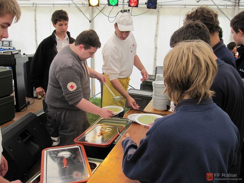 Bild 2 von 15 Erbseneintopf am Samstagmittag. Genau richtig f&uuml;r den anschlie&szlig;enden Orientierungslauf.