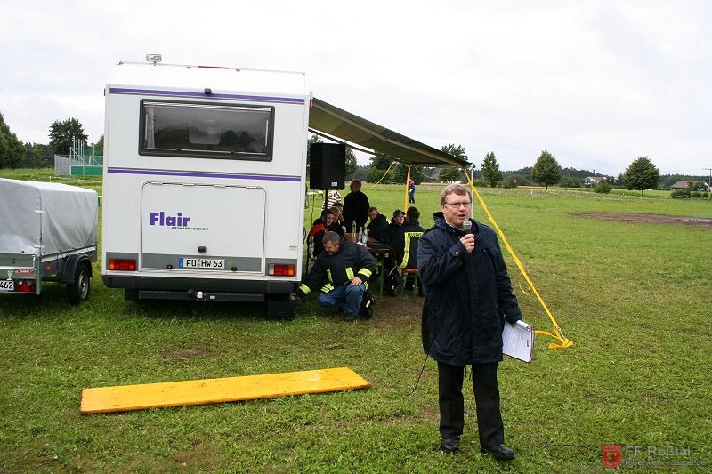 Bild 9 von 19 Kreisjugendwart Erwin Kress k&uuml;ndigt die Vorf&uuml;hrung der FF Tuchenbach an