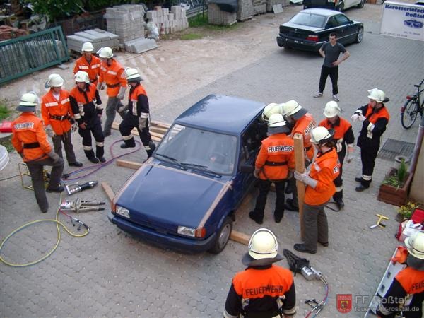 Bild 3 von 7 Der PKW wurde unterbaut, damit er einen besseren Stand auf dem Boden hat. Damit ist das Verletzungsrisiko f&uuml;r das Opfer geringer.