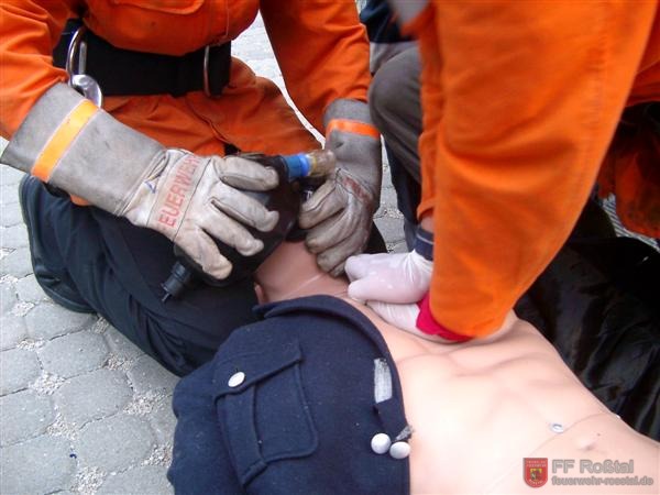Bild 6 von 7 Auch die Herzmasage und das Beatmen eines Menschen wurde ge&uuml;bt.