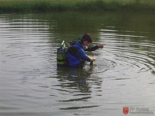 Bild 4 von 5 Der Notarzt wurde bei diesem Einsatz zum Taucher. Er durchsuchte das Gew&auml;sser nach Wertsachen des Opfers.