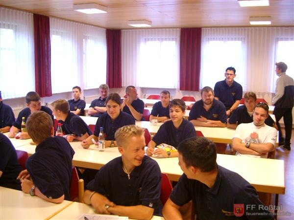 Bild 1 von 6 Die angehenden Berufsfeuerwehrler versammeln sich im Unterrichtsraum. Nach einer kurzen Begr&uuml;&szlig;ung durch den Jugendwart Ingo Schubert werden die Fahrzeugbesatzungen ausgelost.