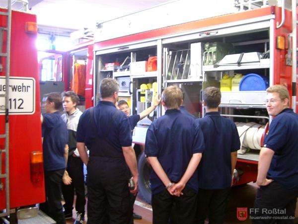 Bild 4 von 6 Die Besatzungen werden von ihren Gruppenf&uuml;hrern in ihr Fahrzeug eingewiesen.