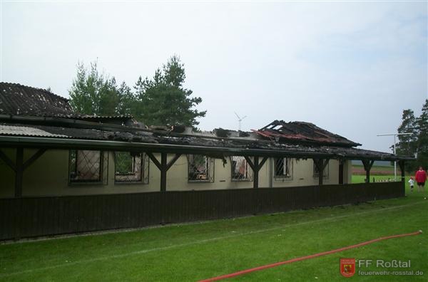 Bild 11 von 12 Fast das gesamte Dach &uuml;ber dem Aufenthaltsraum fehlt.