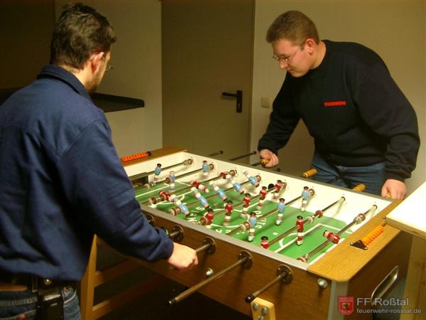 Bild 1 von 10 Kickern zum Aufw&auml;rmen.