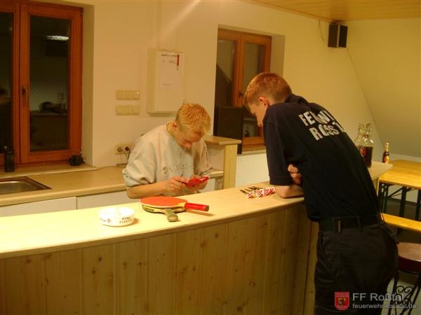 Bild 3 von 10 Die Pfeile f&uuml;r das Dart Turnier werden sortiert und repariert.