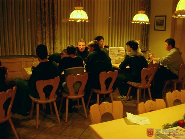 Bild 4 von 10 Gest&auml;rkt mit Pizza, kann der Wettbewerb beginnen...