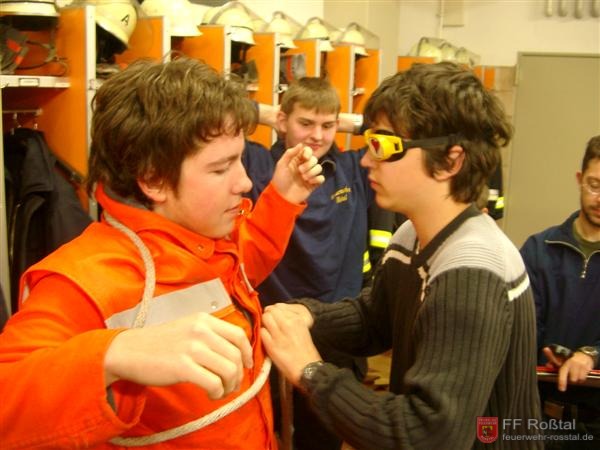 Bild 5 von 10 Das Anlegen eines Rettungsknotens stellt f&uuml;r die Jugendlichen normalerweise kein Problem dar, denn f&uuml;r die Jugendleistungsspange haben sie es oft genug ge&uuml;bt. Aber ob es mit verbundenen Augen auch so einfach ist?