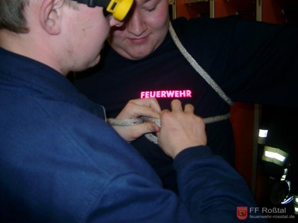 Bild 6 von 10 &Uuml;berraschenderweise schafften alle den Rettungsknoten in der Sollzeit von 45 Sekunden, wenn auch manche mit einem zweiten Anlauf. Die meisten lagen mit der Zeit sogar noch deutlich darunter. Am schnellsten waren Luca Nieszery und Stefan Kuchlbauer mit je 25 Sekunden.