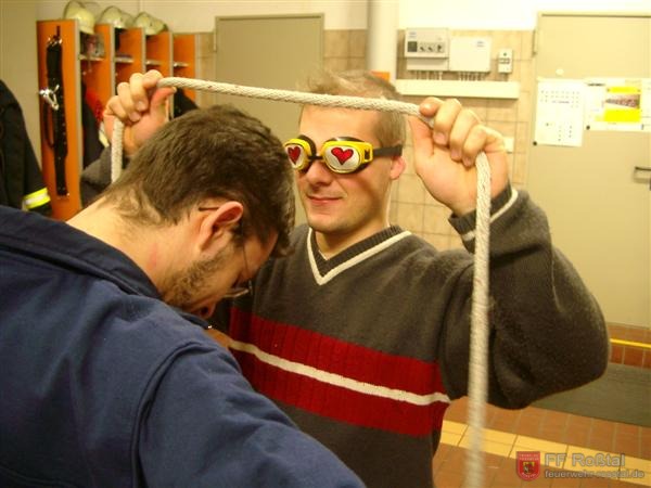 Bild 8 von 10 Selbst die Jugendwarte versuchten anschlie&szlig;end einen Knoten.