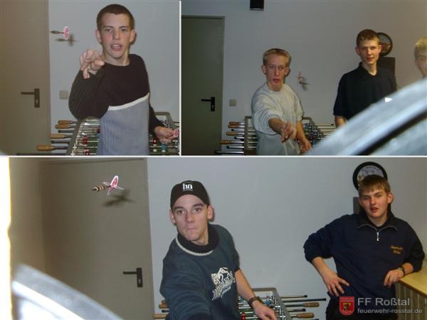 Bild 9 von 10 Nur weil alle w&auml;hrend des Dart-Turniers auf die Scheibe trafen, kam der Fotograf ohne Verletzungen davon. (Die Pfeile h&auml;ngen &uuml;brigens nicht an Schn&uuml;ren, die Aufnahmen sind original!)