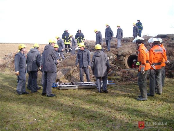 Bild 4 von 25 Um die versch&uuml;ttete Person zu bergen, marschierten die Jugendlichen von THW und Feuerwehr an.
