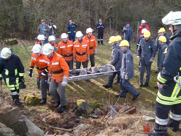 Bild 5 von 25 Eine Krankentrage wurde herangeschafft.