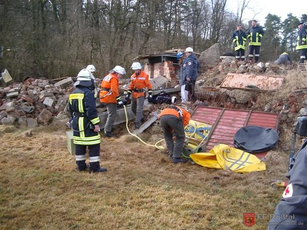 Bild 10 von 25 Um die eingeklemmte Person zu bergen musste technisches Ger&auml;t eingesetzt werden. Hier ist das Hebekissen mit Armaturen zu sehen.