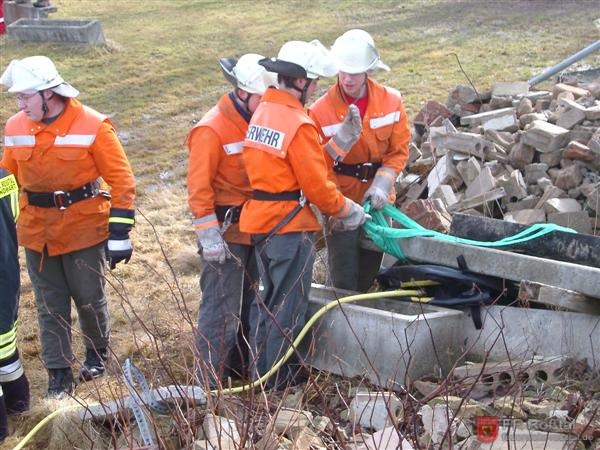 Bild 12 von 25 Das andere Ende wird am Betonblock befestigt. 