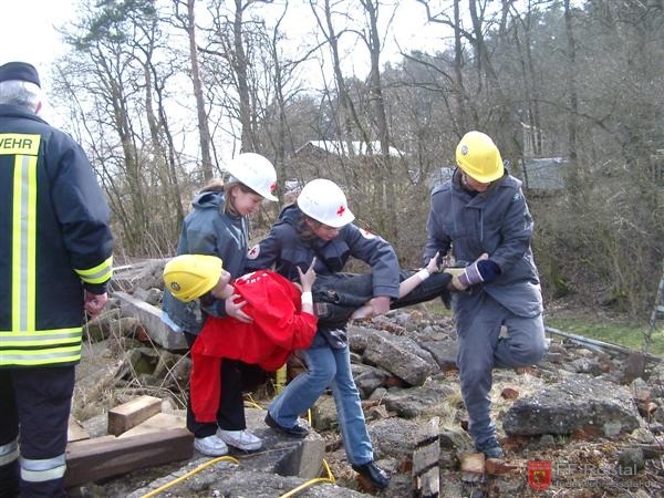Bild 15 von 25 Unterdessen wurde eine andere Person vom THW geborgen. (Man beachte den abgebrochenen Arm. Das passiert bei dieser Rettungspuppe aber &ouml;fters.)