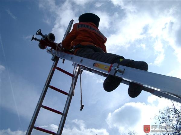 Bild 19 von 25 Die beiden Leitern werden zusammengebunden.