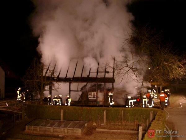 Bild 4 von 8 Das Feuer ist aus, nun folgen langwierige Nachl&ouml;sch- und Aufr&auml;umarbeiten.