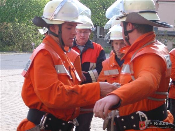 Bild 2 von 14 Anschlie&szlig;end ging es zum praktischen Teil der Pr&uuml;fung. Hier: Anlegen eines Rettungsknotens.