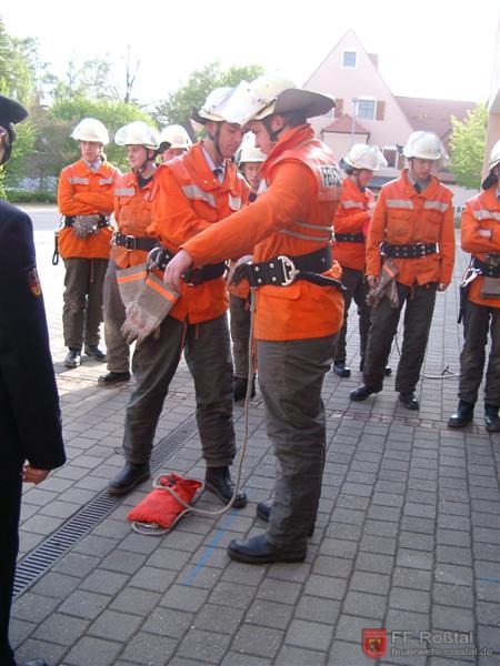 Bild 3 von 14 Der Rettungsknoten wurde bereits wegen der bayerischen Jugendleistungsspange ausgiebig ge&uuml;bt, und stellte deshalb keine gro&szlig;e Herausforderung mehr da.