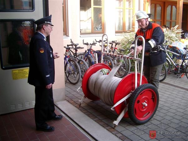 Bild 5 von 14 Unter den kritischen Blicken des Kreisjugendwartes Erwin Kre&szlig; musste ein gestochener Mastwurf angelegt werden.