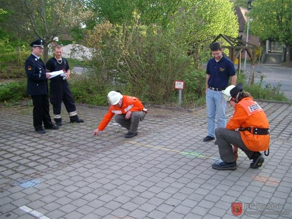 Bild 8 von 14 "Unterflurhydrantenfinden": Anhand von den Angaben auf einem Unterflurhydrantenschild, musste der richtige Hydrant durch Messen mit einem Meterband herausgefunden werden. Daf&uuml;r wurden zuvor meherer Hydranten mit Kreide auf den Hof gemalt.