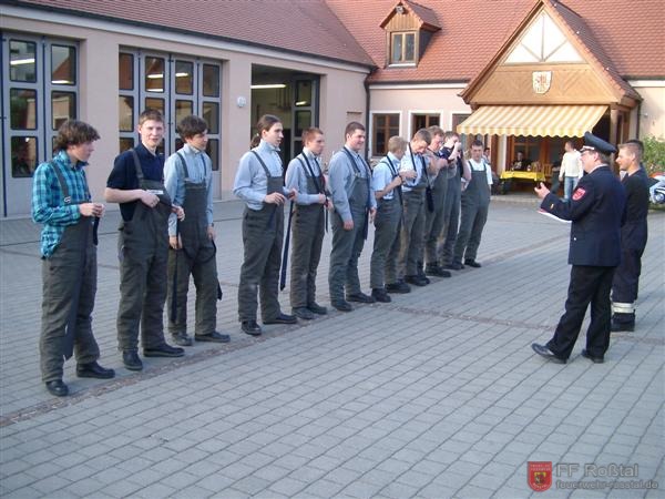 Bild 11 von 14 Die letzte und auch au&szlig;ergew&ouml;hnlichste Pr&uuml;fung: Krawattenbinden.